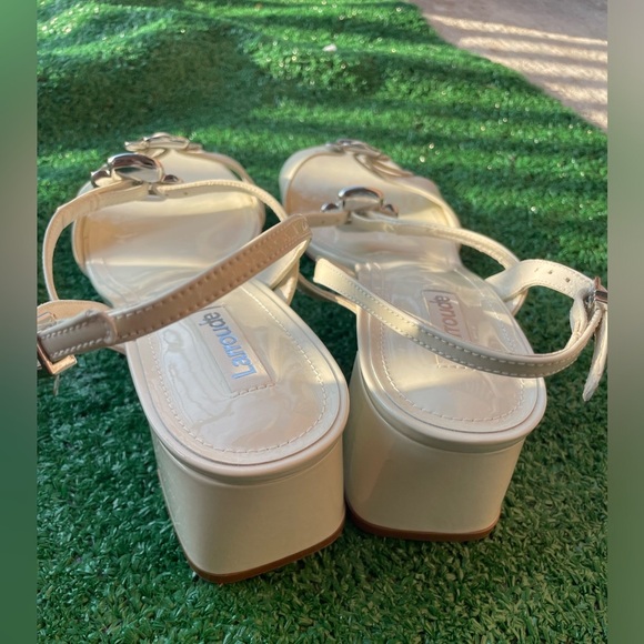 NEW Larroude|| Tinx Block In Ivory Patent Leather Heels Sandals Size 9 - Picture 5 of 8